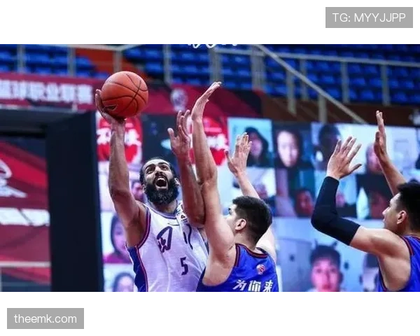 洛杉矶足球俱乐部近期攻防表现稳定,季后赛席位争夺占据主动 洛杉矶足球俱乐部近期攻防表现稳定,季后赛席位争夺占据主动